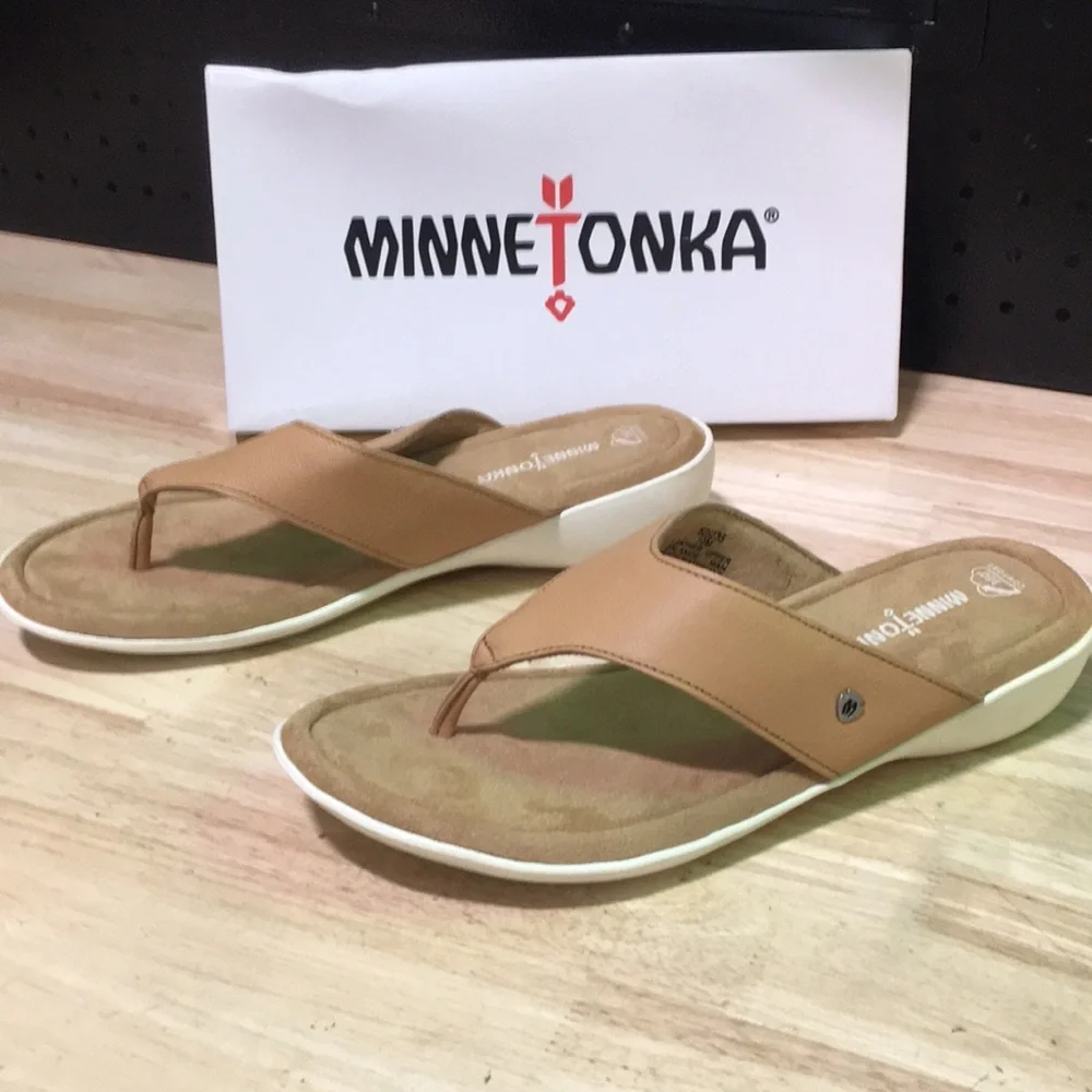 New WB Woman’s Minnetonka Tan Leather Thong Sandals
